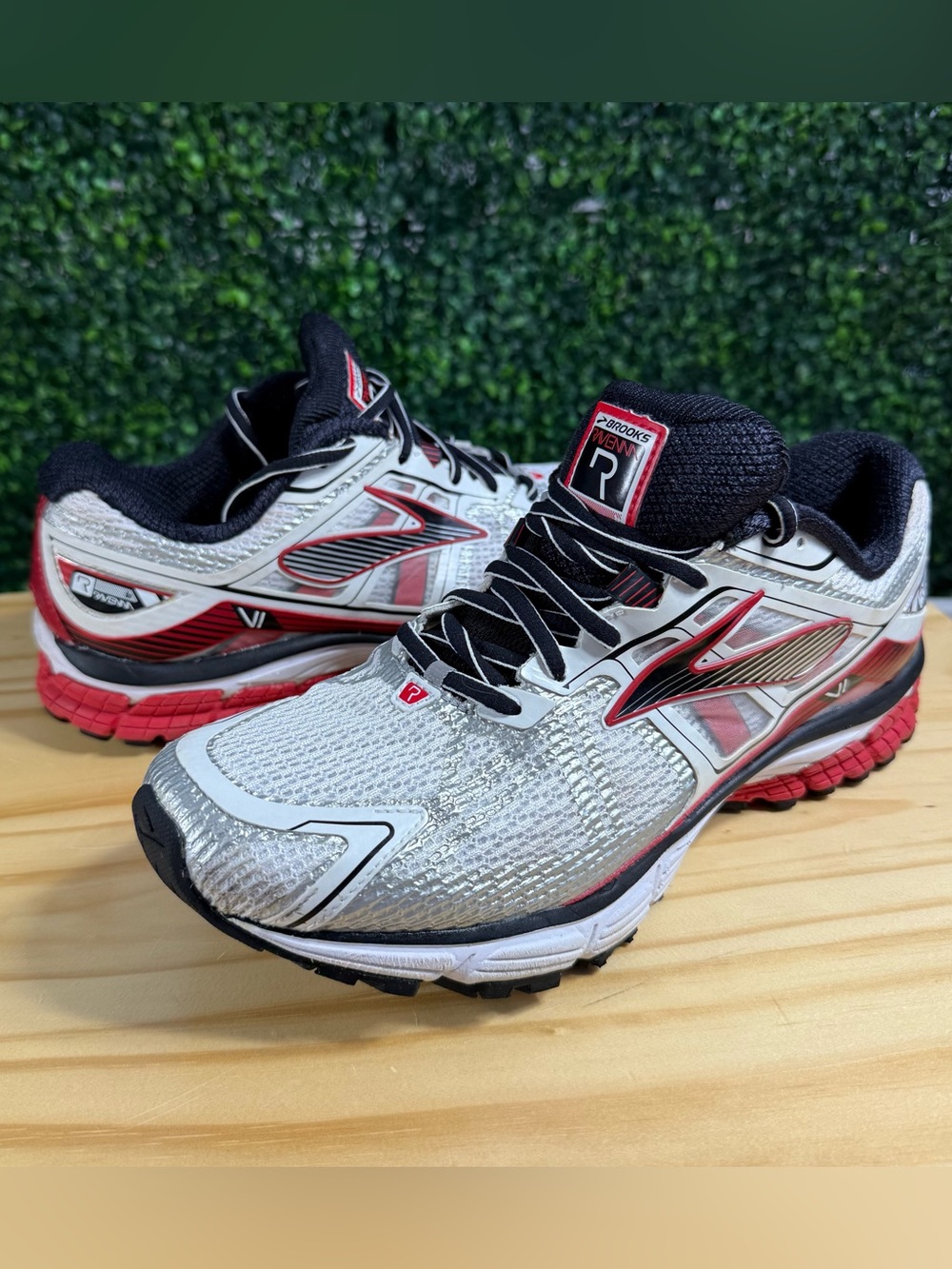 Brooks Ravenna 6 Men’s 9.5 D White Red Black Running Shoes 1101861D146